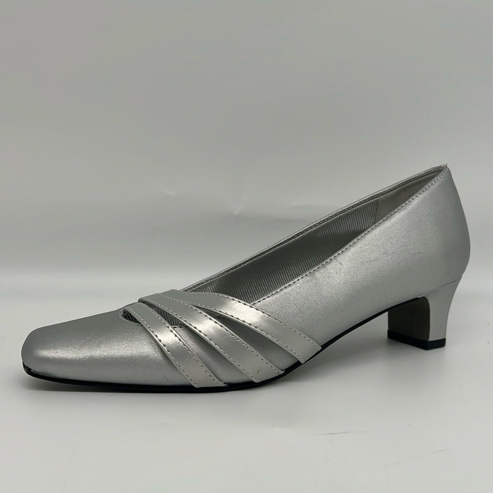 Easy Street Silver‎ Satin Entice Pumps Wide Block Kitten Heel Square Toe  6M